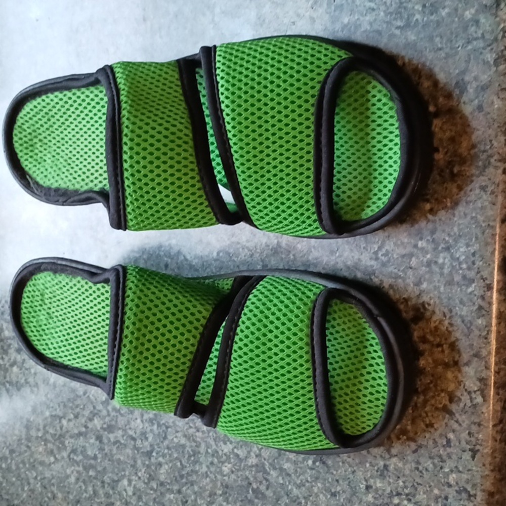 Womans Flip Flops 8 1/2 -9 Isotoner